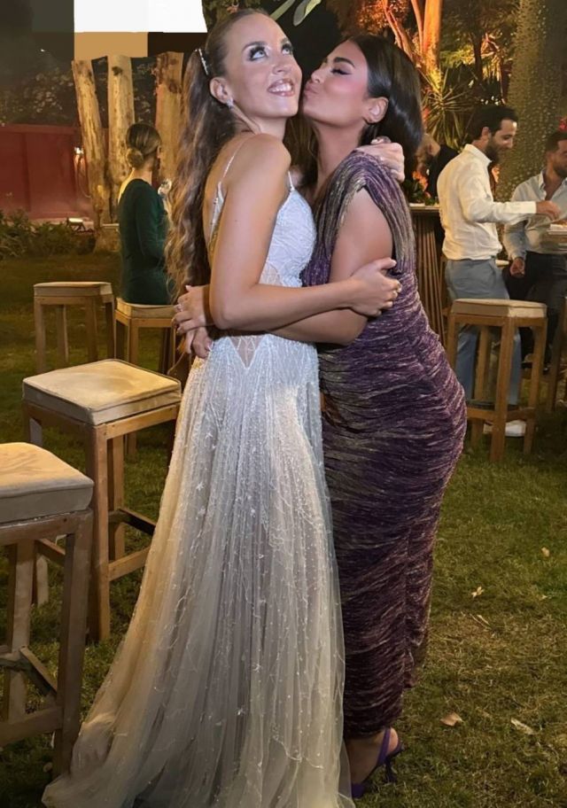 أسماء جلال تقبّل مريم الخشت في زفافها