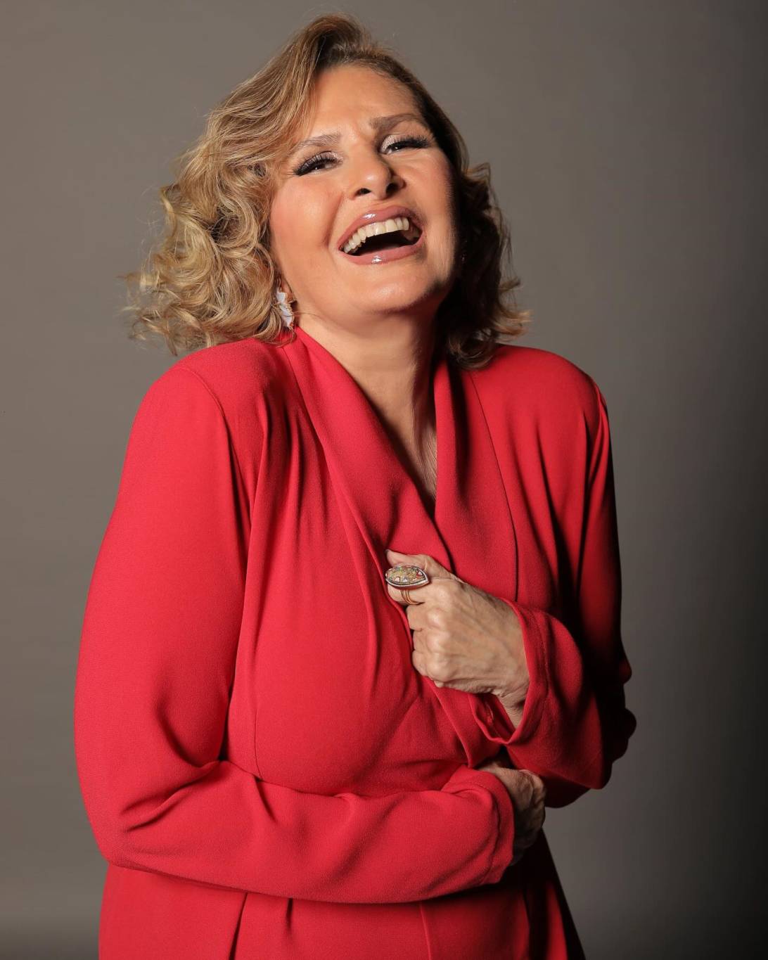 يسرا تنتقد حصر المهرجانات في السجادة الحمراء