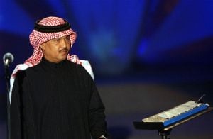 بالفيديو - محمد عبده يُطعم عبدالله بالخير بيديه... ومسلسل على الطريق