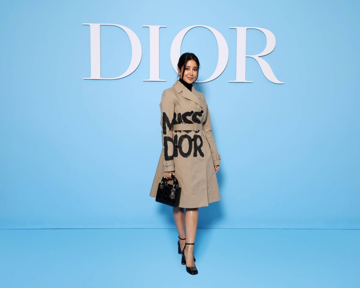 تفاصيل إطلالات أسيل عمران والنجمات العالميات في عرض Dior لربيع وصيف 2025