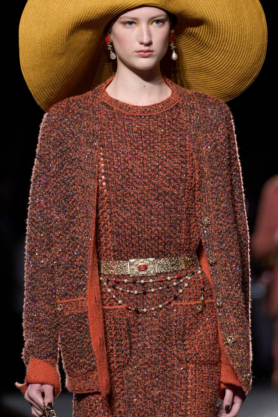 صيحة الأحزمة الذهبية... أناقة الخريف