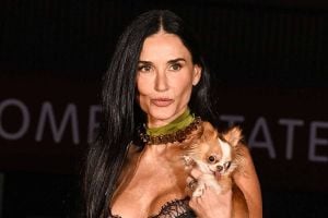 ديمي مور ببنطال غريب وصيحة جديدة ملفتة
