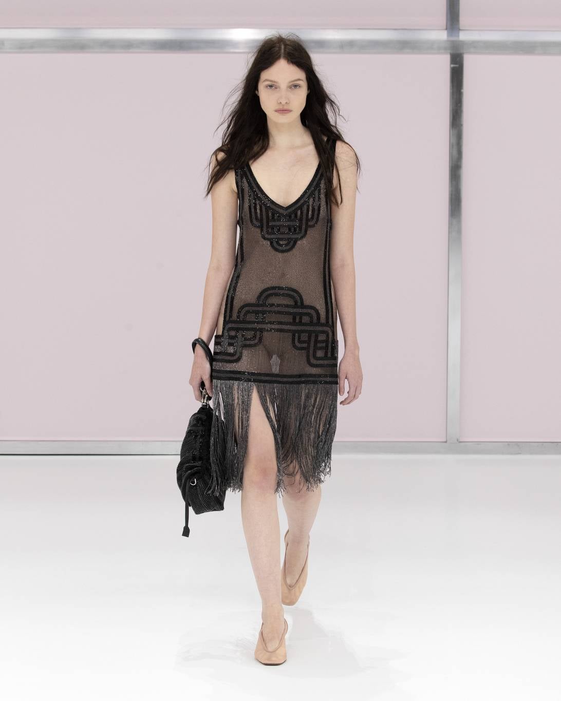 مجموعة أزياء ربيع وصيف 2025 للسيّدات من FENDI: تمجّد التطبيق العملي والمزاج الاحتفالي