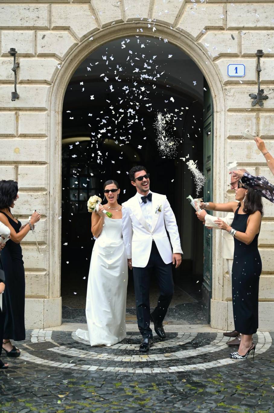 بينار دينيز تكشف سبب غياب عائلتها عن زفافها إلى كان يلدريم