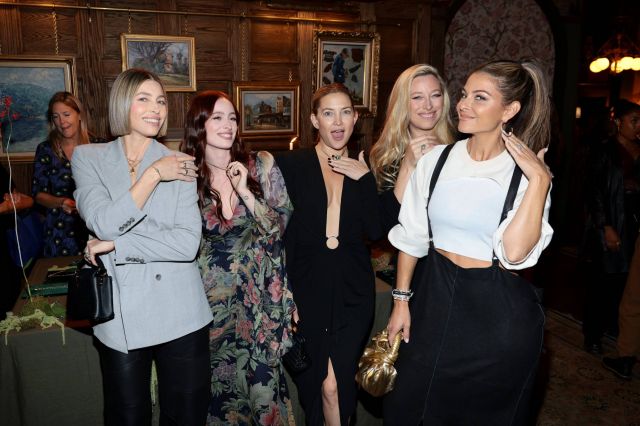 كيت هدسون في الحفل مع ضيفات أخريات 