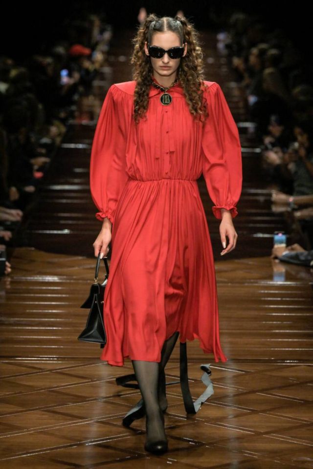 مجموعة جريئة لربيع وصيف 2025 من Balenciaga