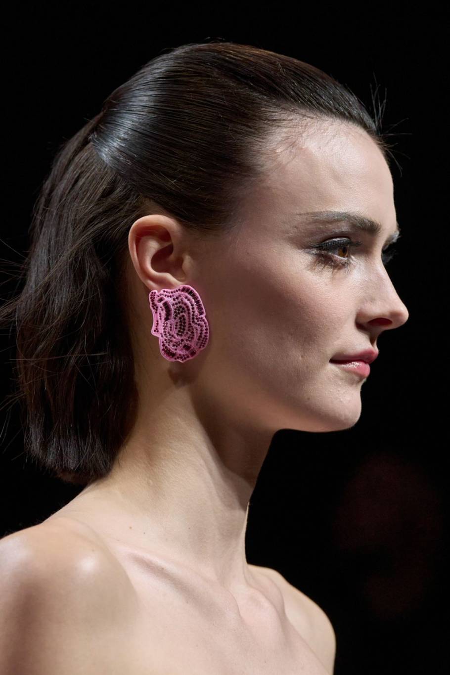 إكسسوارات باللون الزهري دعماً لشهر أكتوبر في مكافحة سرطان الثدي