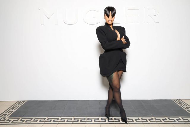 كاردي بي تخطف الأضواء بالغرة الحادة في عرض Mugler
