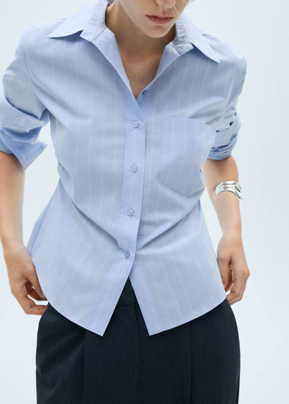قميص من Mango ثمنه 50 دولاراً قميص من Mango ثمنه 50 دولاراً