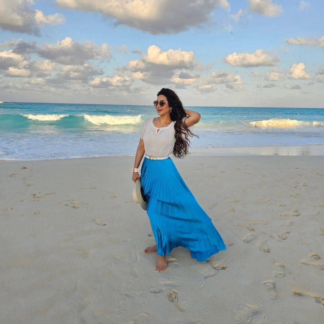 أحدث إطلالة للجين عمران: أسلوب حيوي ومشرق في الساحل الشمالي