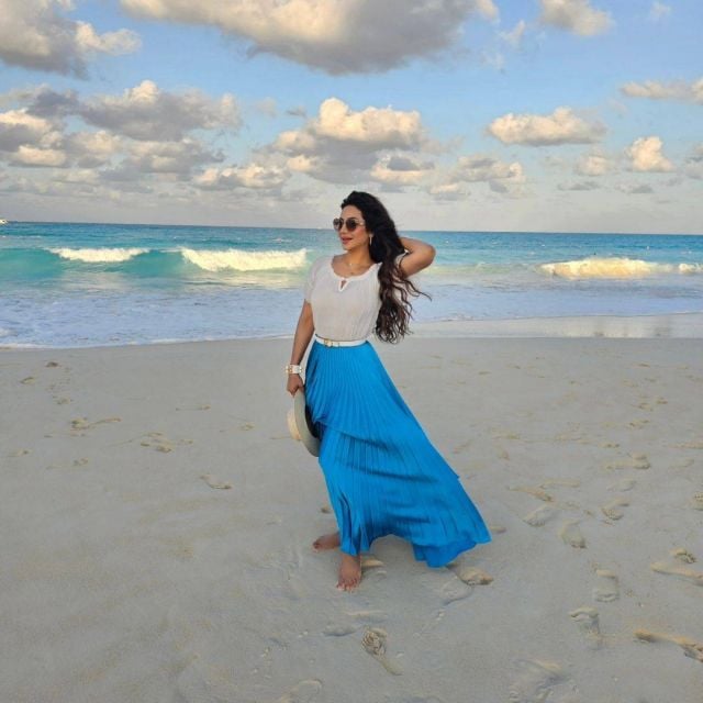 أحدث إطلالة للجين عمران: أسلوب حيوي ومشرق في الساحل الشمالي