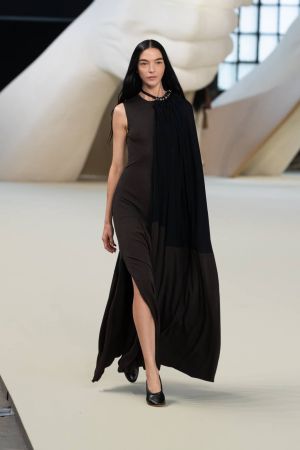 مجموعة ربيع/صيف 2025 للنساء من Tod’s تحتفل بالذكاء الحرفي