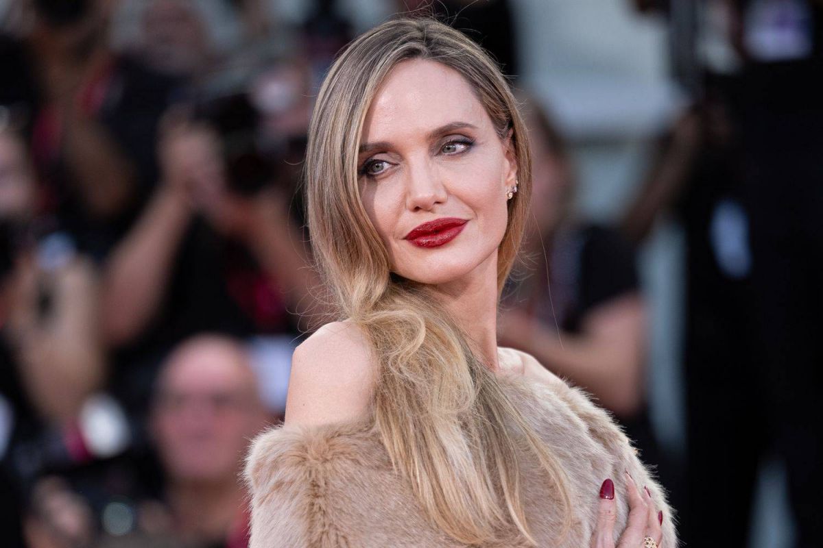 أنجلينا جولي تتجه لبيع سيارتها الفارهة بسعر خيالي