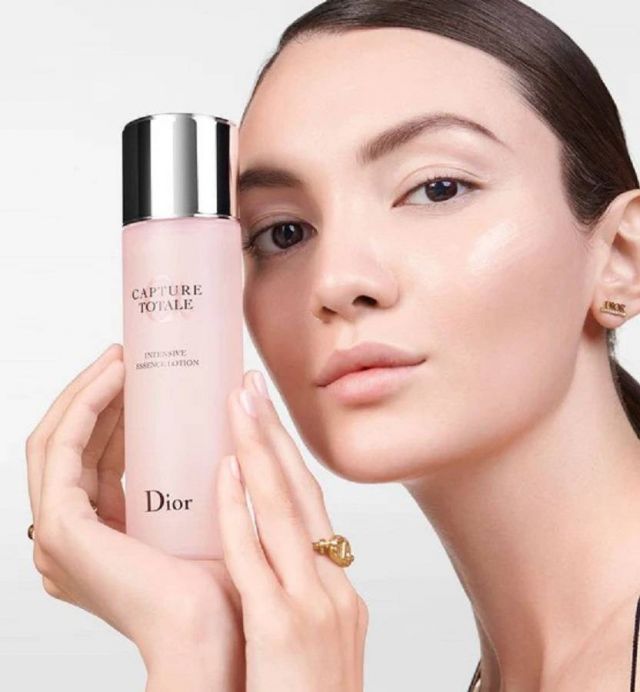 تألقي بمكياج Jisoo في عرض أزياء Dior لربيع وصيف 2025