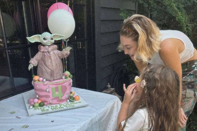 جيجي حديد وابنتها كاي