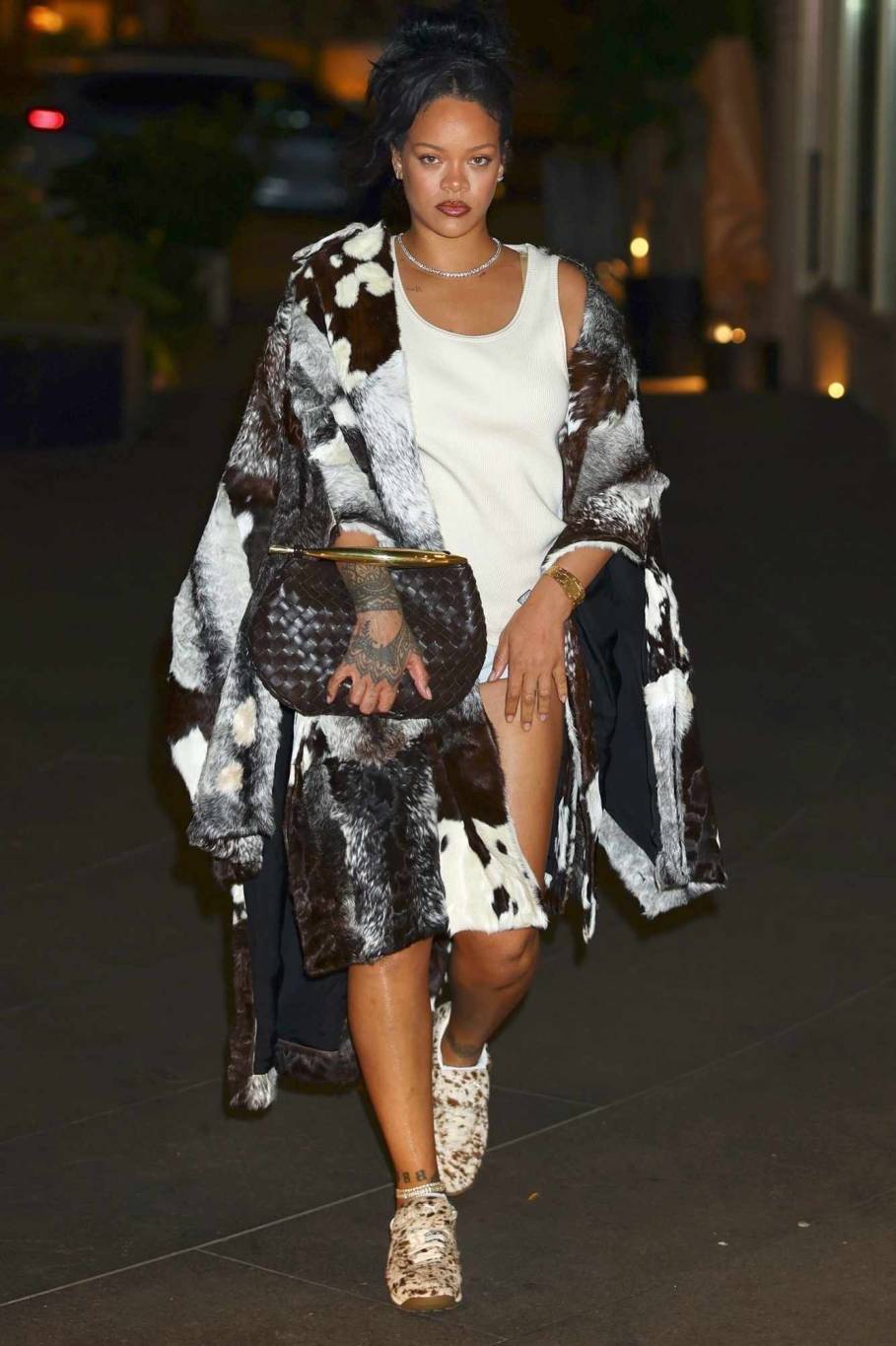 ريهانا تبدل سروالاً قصيراً بآلاف الدولارت بفستان مذهل في عيد ميلاد آيساب روكي