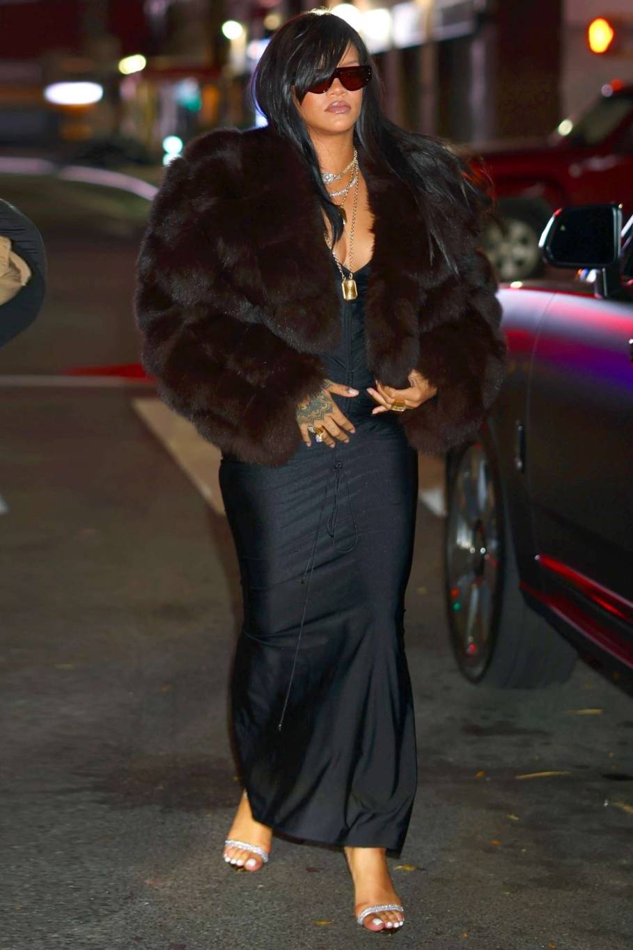 ريهانا تبدل سروالاً قصيراً بآلاف الدولارت بفستان مذهل في عيد ميلاد آيساب روكي