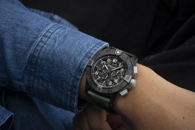 Breitling توسع نطاق مجموعة Avenger بمقاساتٍ وخامات وطراز  Night Mission جديدة