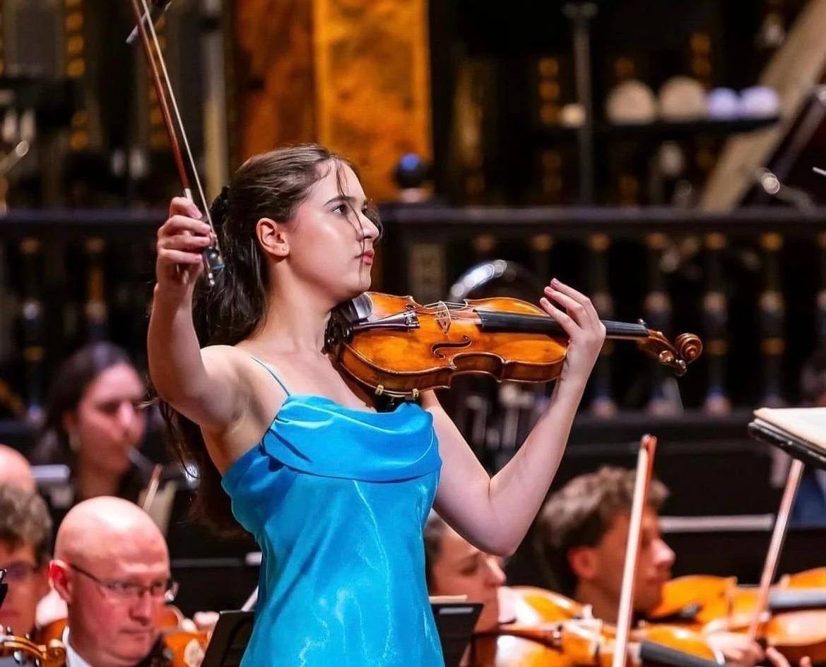 حفلان لحفيدتَي عبدالرحمن أبو زهرة مع الأوركسترا المَلكي البريطاني