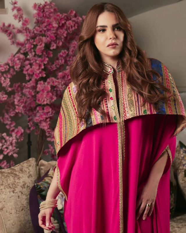 دنيا عبد العزيز توثِّق لحظات وضعها مولودتها الأولى