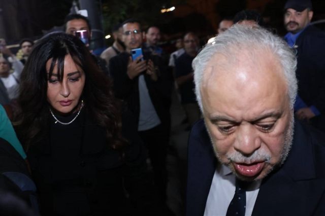 أشرف زكي ولطيفة في عزاء حسن يوسف