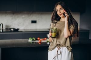طرق لمساعدة جسمك على التخلص من السموم بعد أسبوع شاق
