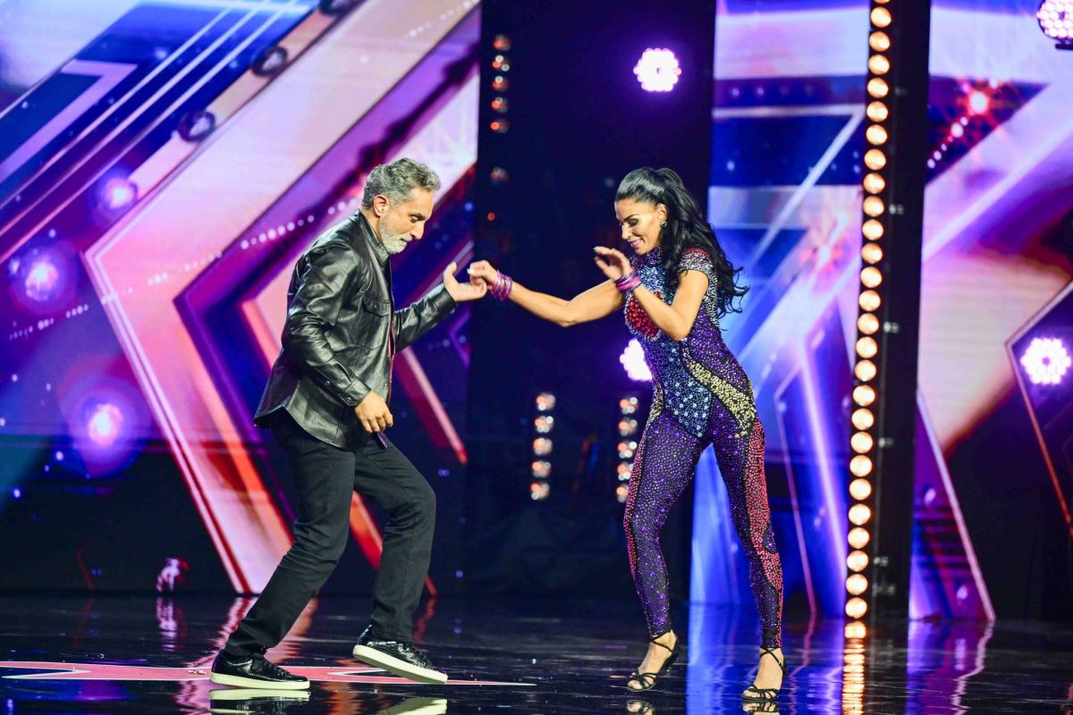 بالفيديو - باسم يوسف يُشعل مسرح 