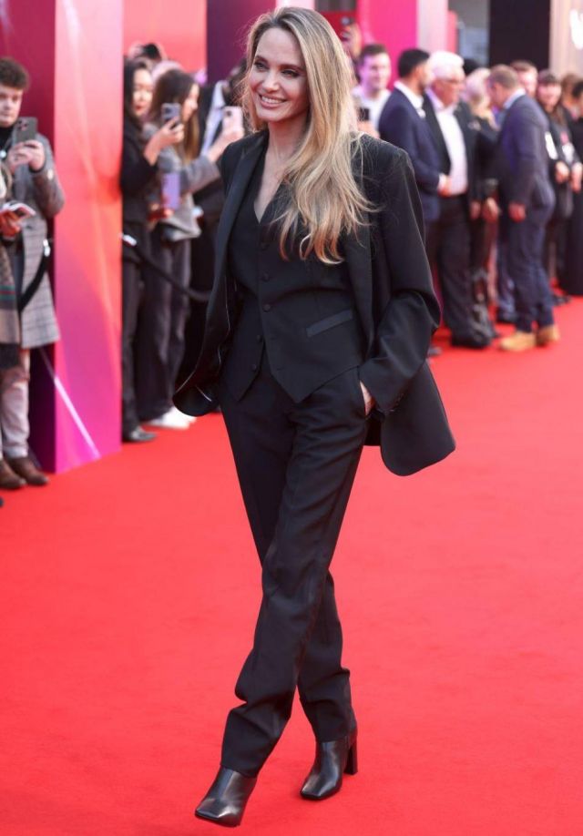 إطلالة أنجلينا جولي على السجادة الحمراء