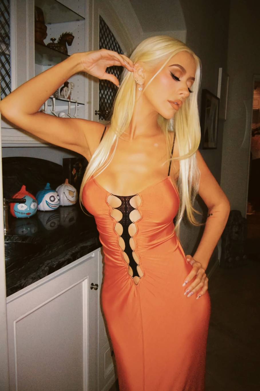 كريستينا أغيليرا تُظهر قوامها النحيف بفستان ضيّق بعد نفي شائعات 