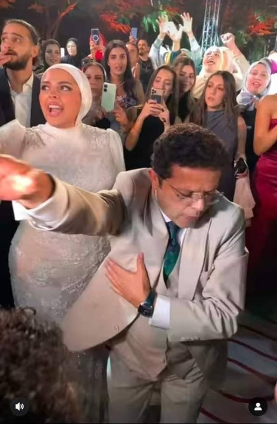 محمد هنيدي يرقص رقصته الشهيرة