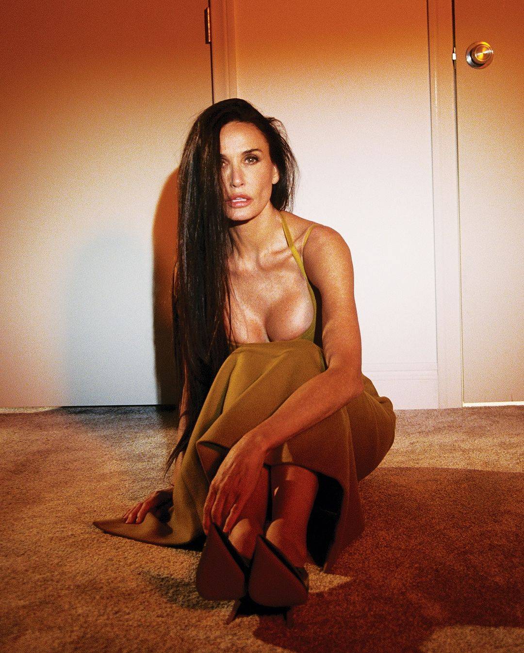 تعلّمي تنسيق الإطلالة أحادية اللون على طريقة ديمي مور