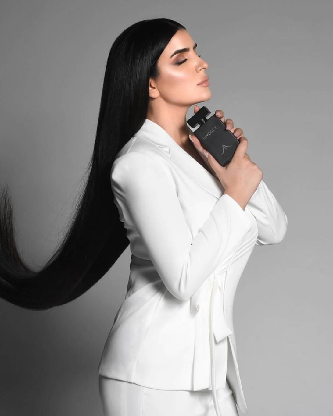 الشيخة مهرة تضج أمومةً بصورة كاملة مع ابنتها للمرّة الأولى