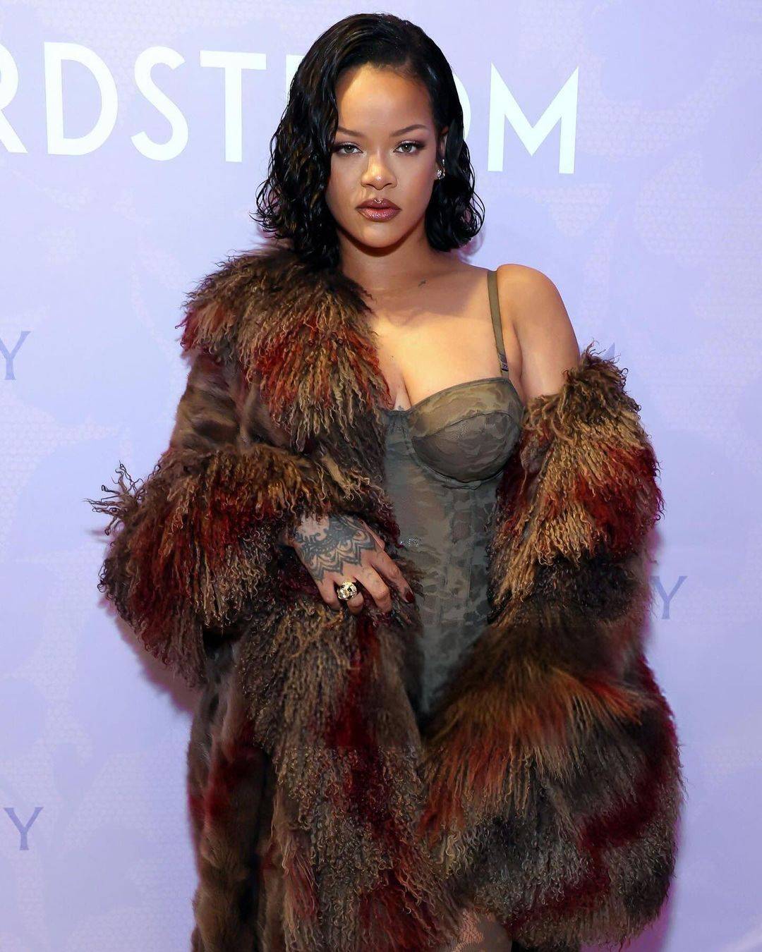 اعتمدي طريقة ريهانا في تطبيق أجدد صيحات لموضة