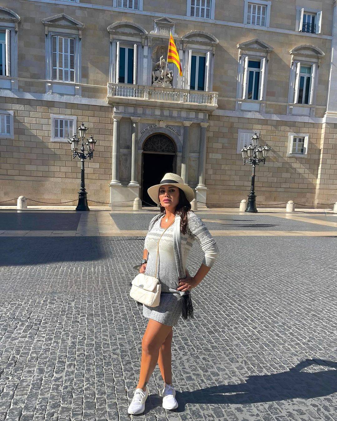 بين القصير والفضفاض... فيفي عبده ورانيا يوسف بإطلالتين مختلفتين تماماً