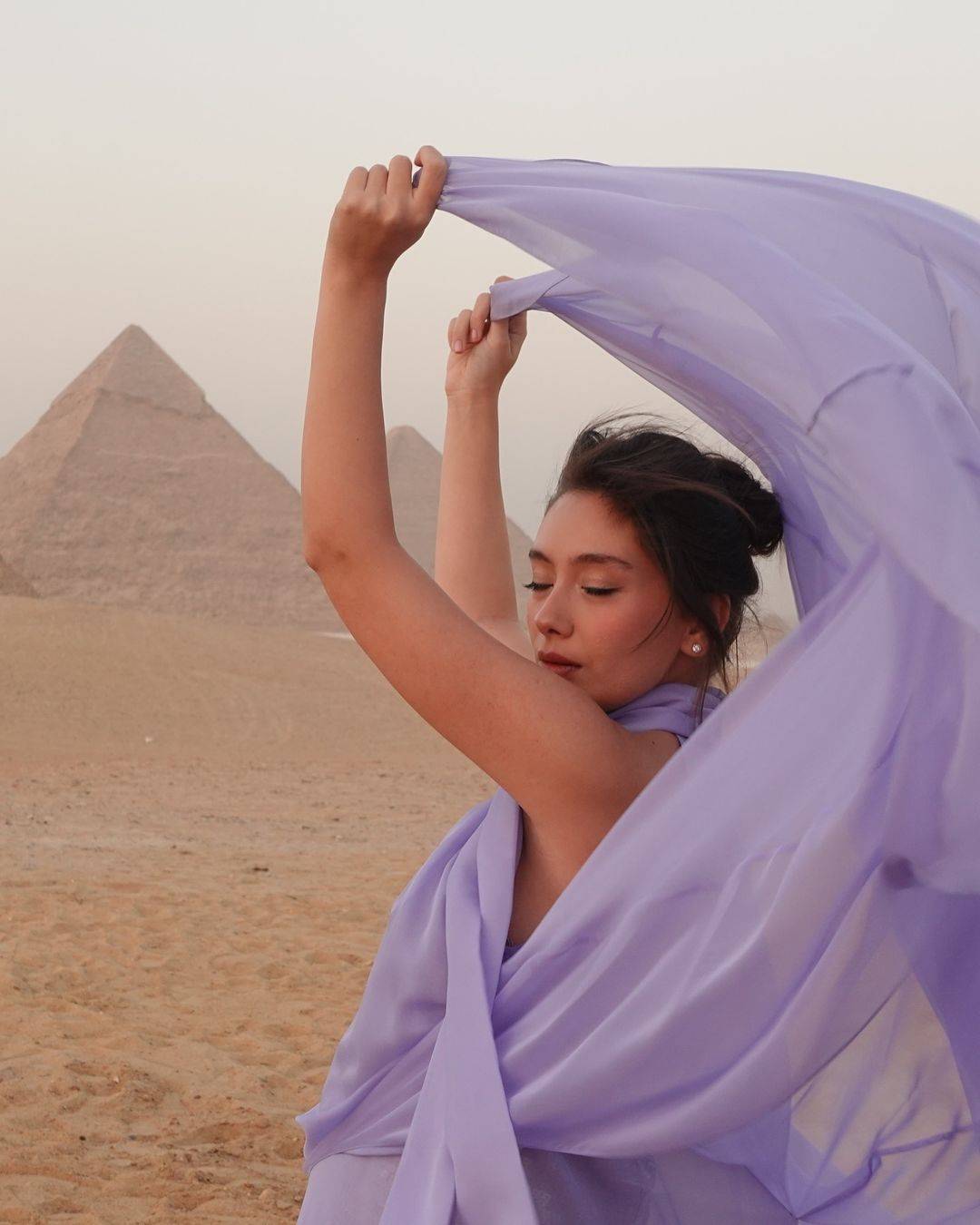 نسليهان أتاغول تستعرض حملها أمام أهرامات مصر