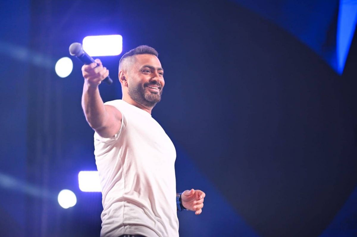 بالفيديو والصور - تدافع وإغماءات في حفل تامر حسني