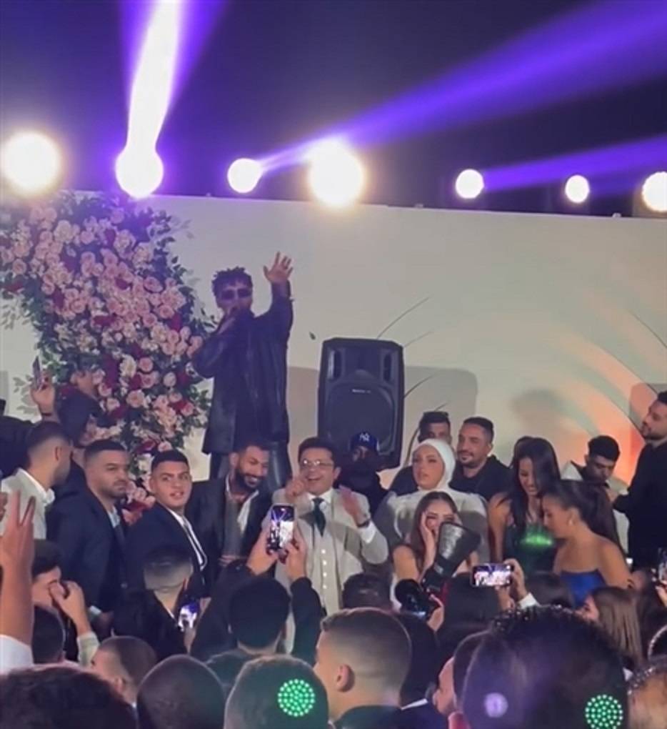 محمد هنيدي يشارك أوكا الغناء