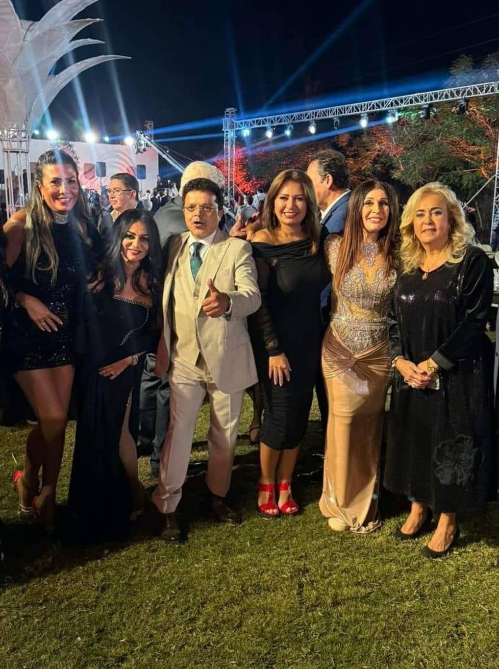 محمد هنيدي مع الضيوف في حفل خطوبة ابنته