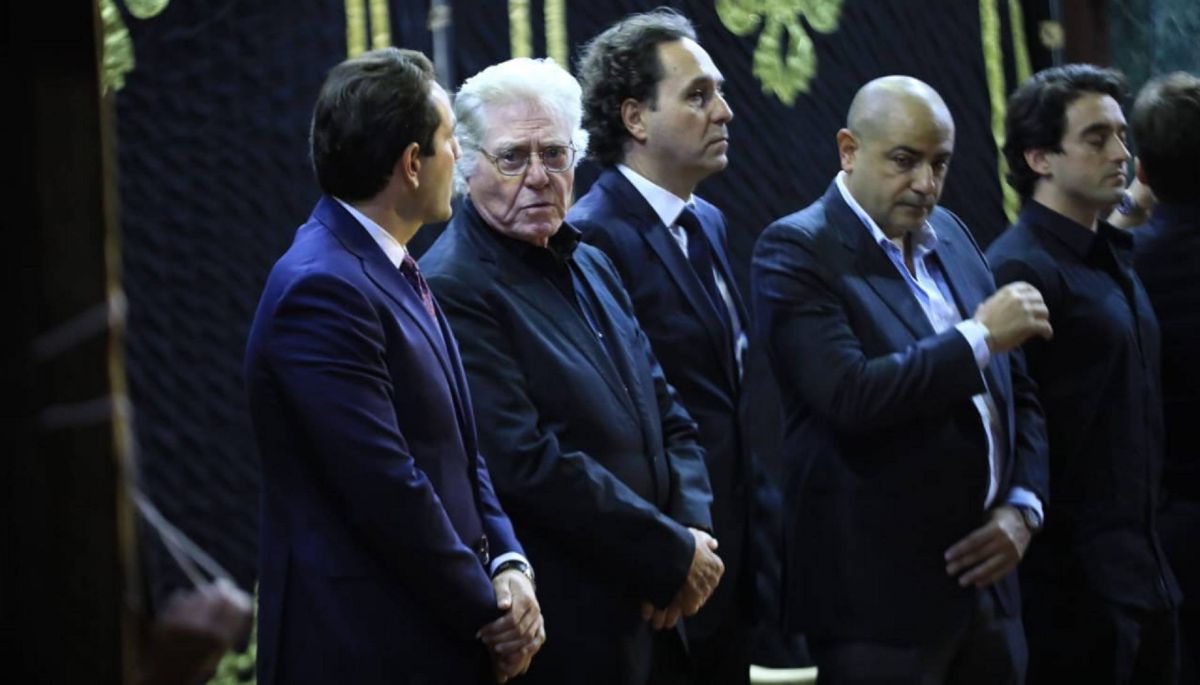 بالفيديو - تظاهرة حُبّ لنجوم مصر في عزاء مصطفى فهمي