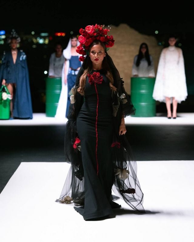 نيللي كريم تختتم عرض هنيدة في أسبوع الموضة بالرياض