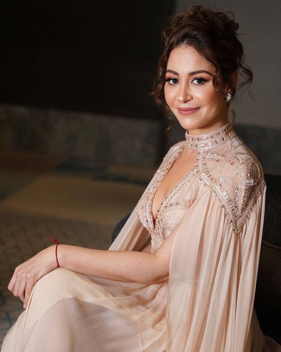 بالفيديو - منة شلبي تشوّق جمهورها لفيلمها الجديد