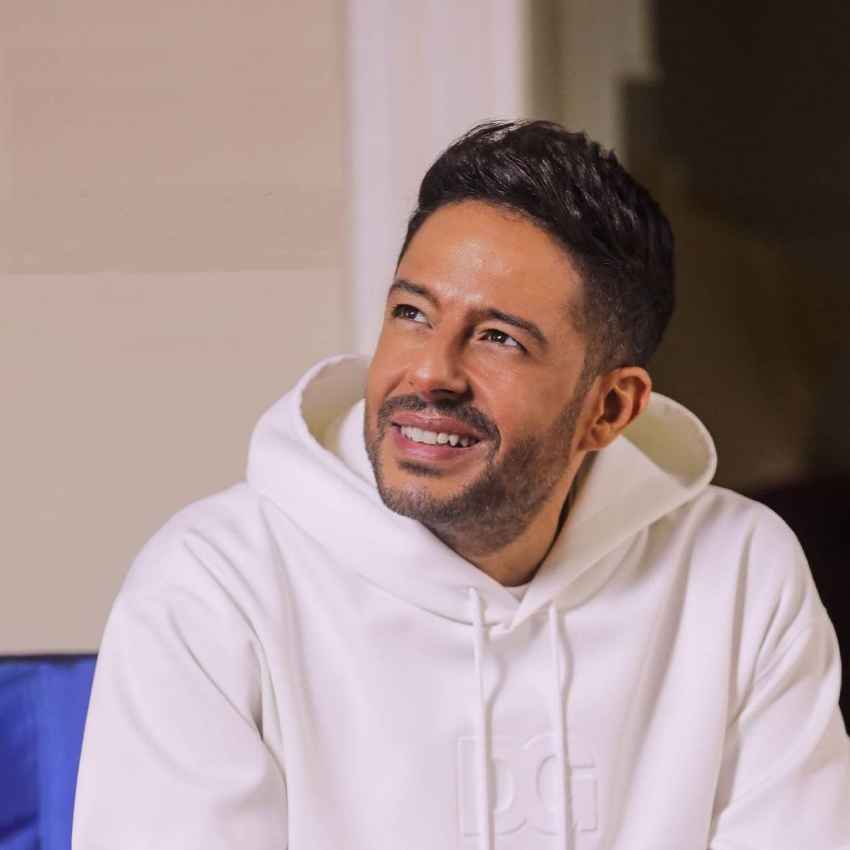 محمد حماقي يشوّق جمهوره لحفله بالقاهرة