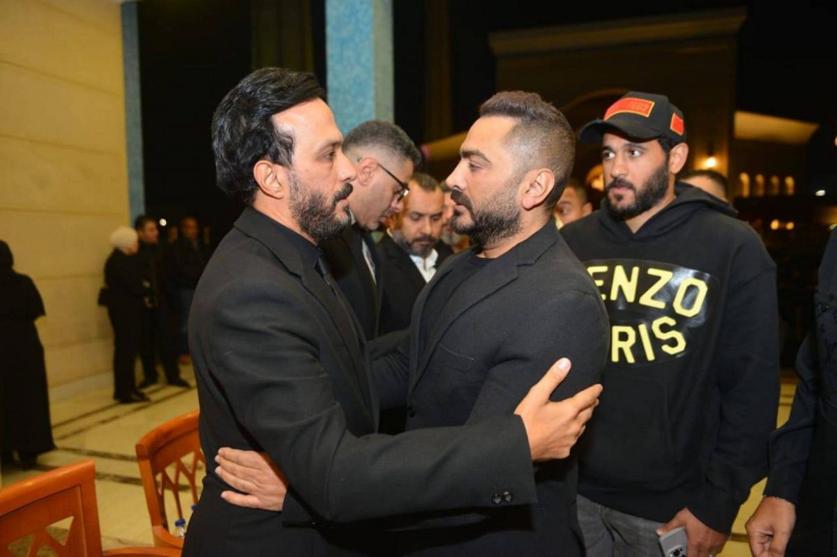 بالصور - تامر حسني ومحمد منير وزينة يساندون أحمد عصام في عزاء والدته