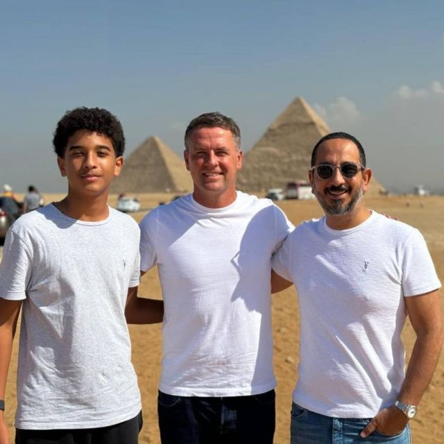 مايكل أوين في زيارته للأهرامات