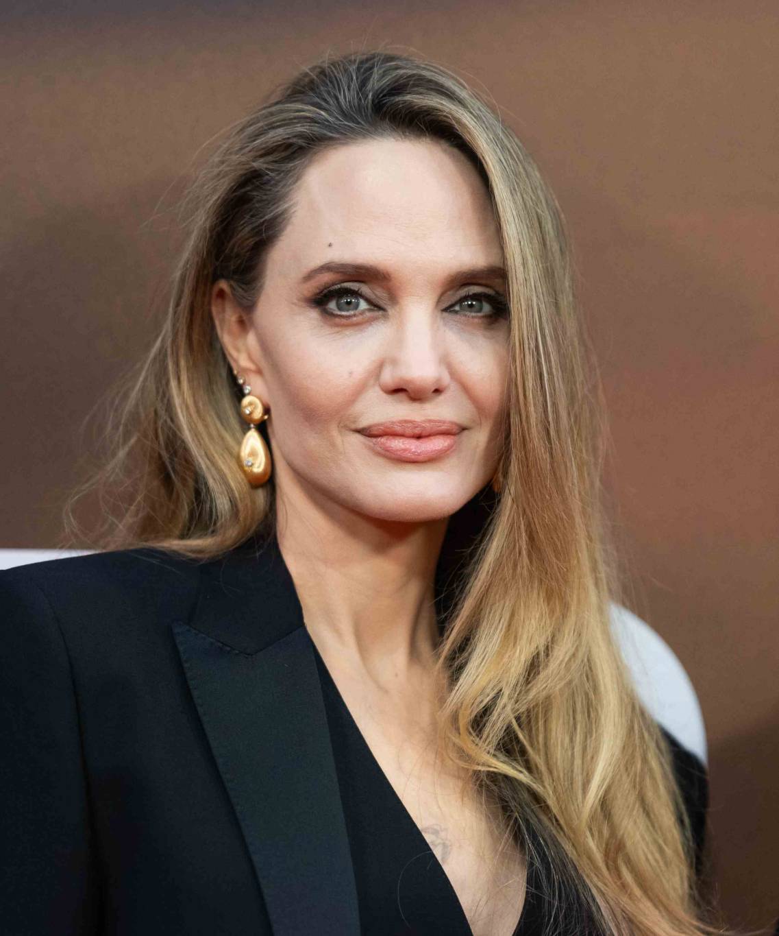 أنجلينا جولي تشعّ جمالاً بأقراط رائعة في 