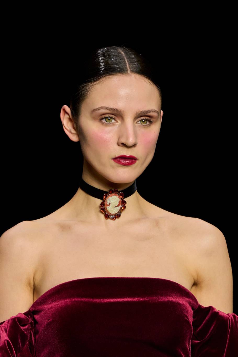 اللون العنّابي يسيطر على اكسسوارات خريف 2024