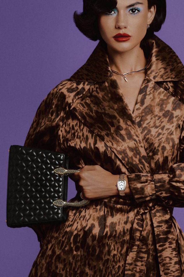 معطف من Carolina Herrera.
أقراط، عقد وخاتم Serpenti Viper من الذهب الوردي والألماس، ساعة Serpenti Seduttori (33 مم) بعلبة وسوار من الذهب الوردي، وميناء أبيض، وتاج من الروبليت، وحركة كوارتز، ومقاومة للماء حتى عمق 30 مترًا من Bvlgari.
حقيبة Serpentine Duo Top Handle مصنوعة من جلد العجل الأسود ومقابض على شكل جسم ثعبان برأسين مطليين بالذهب من Bvlgari.