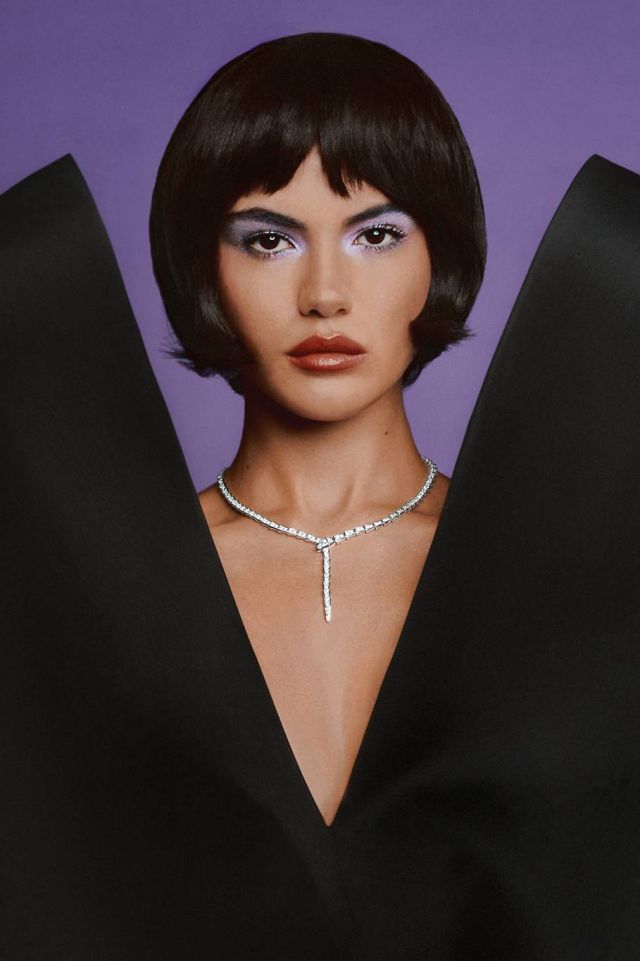 بلوزة من Yasmin Mansour. 
عقد Serpenti Viper من الذهب الأبيض والألماس من Bvlgari.

