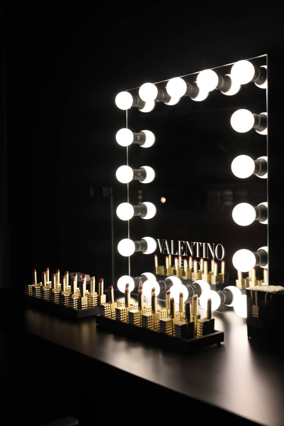 Valentino Beauty تكشف عن أحمر الشفاه الجديد Spike Valentino... أيقونة استثنائية جديدة تضفي الحيوية على كافّة إطلالتك