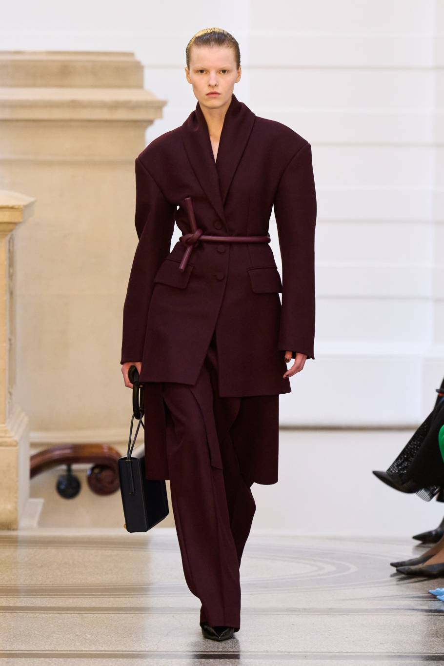 اللون العنّابي اختيار رائع لفصل الخريف.. تعلمي تنسيقه ببراعة